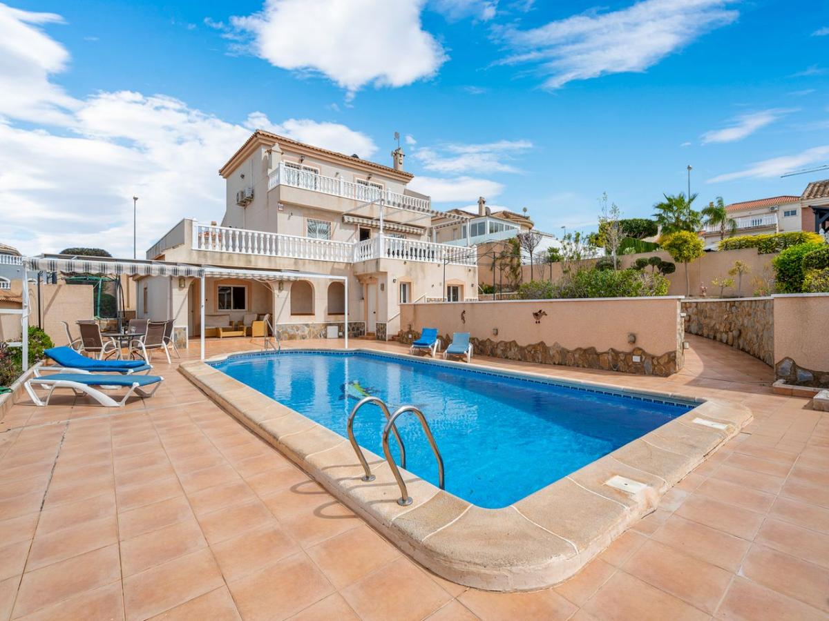 Villa a Rojales, Alicante, Spagna 3 camere da letto, 215 mq. N° 149080