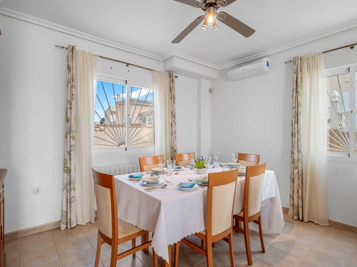 Villa a Rojales, Alicante, Spagna 3 camere da letto, 215 mq. N° 149080