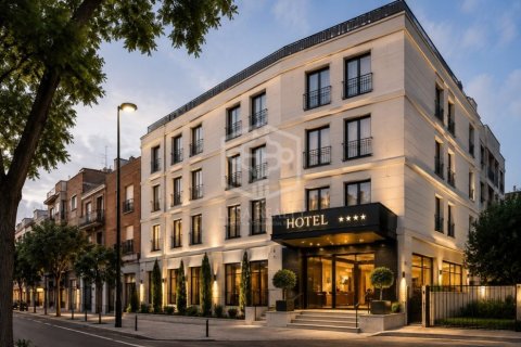 Commercial property in Madrid, Spain 30 bedrooms,  No. 195355