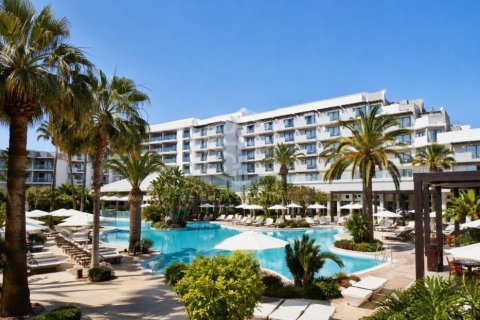 Commercial property in Alicante, Spain 200 bedrooms,  No. 195354