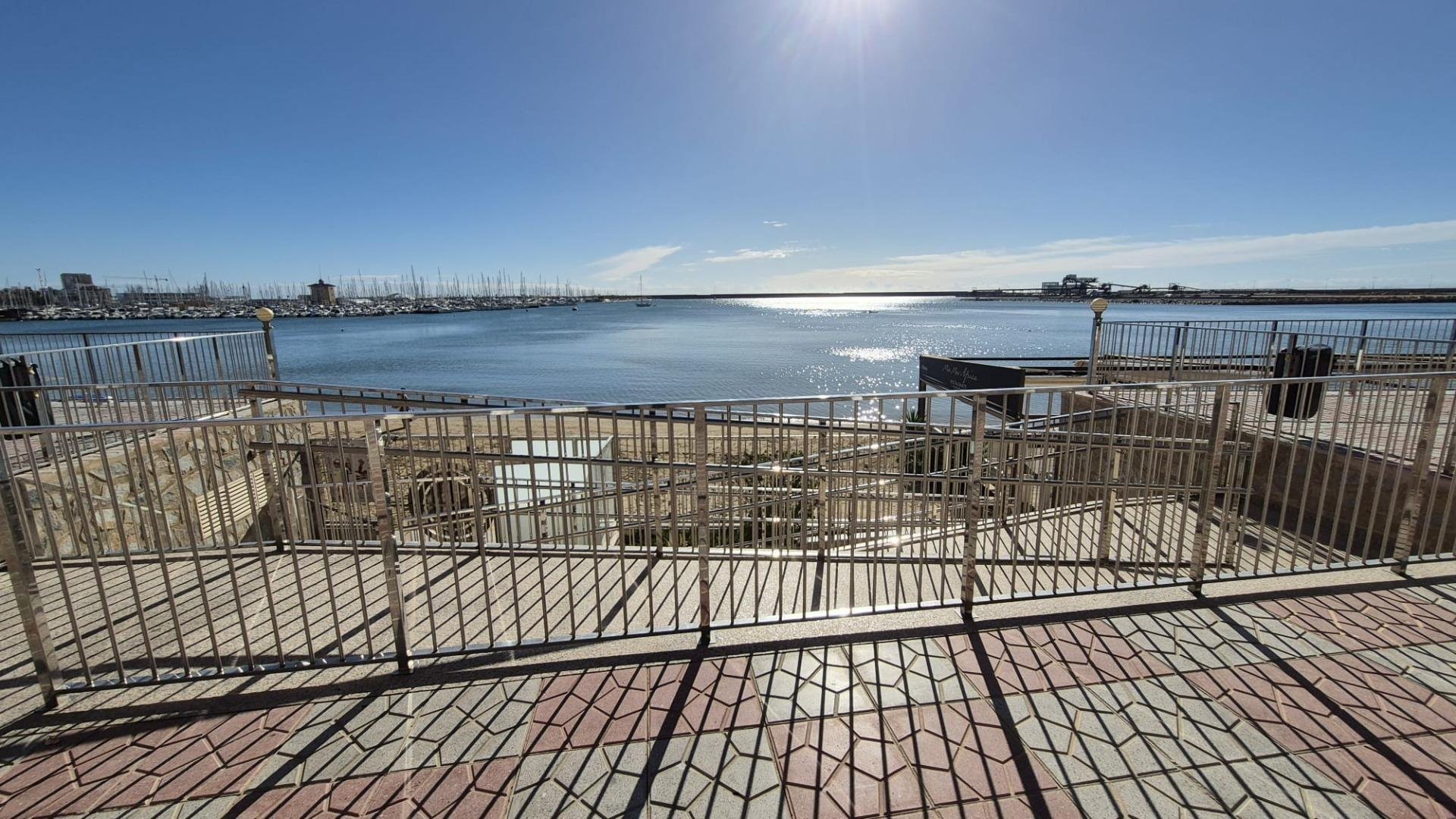 Apartment à Torrevieja, Alicante, Espagne 2 chambres, 86 m2 No. 177796