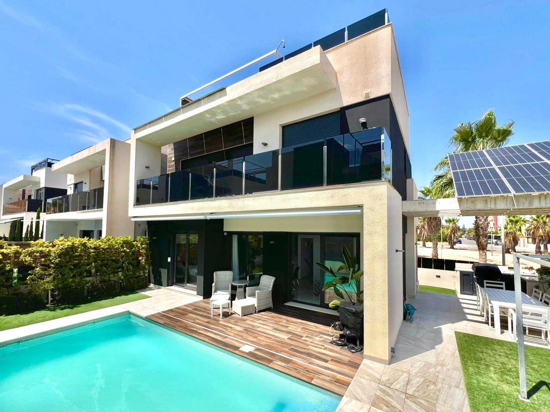 Villa en Cabo Roig, Alicante, España 4 dormitorios, 271 m2 No. 161315