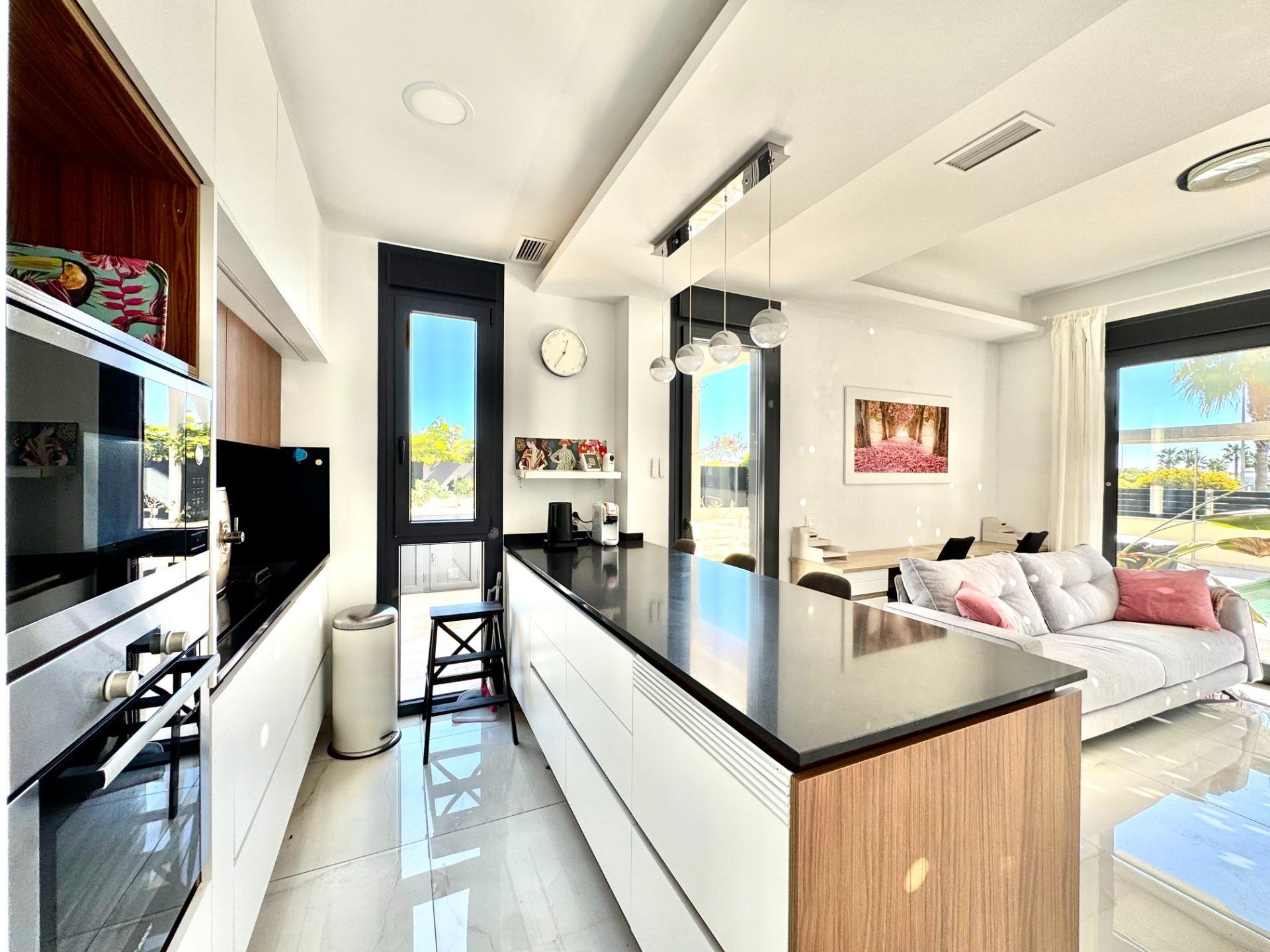 Villa en Cabo Roig, Alicante, España 4 dormitorios, 271 m2 No. 161315