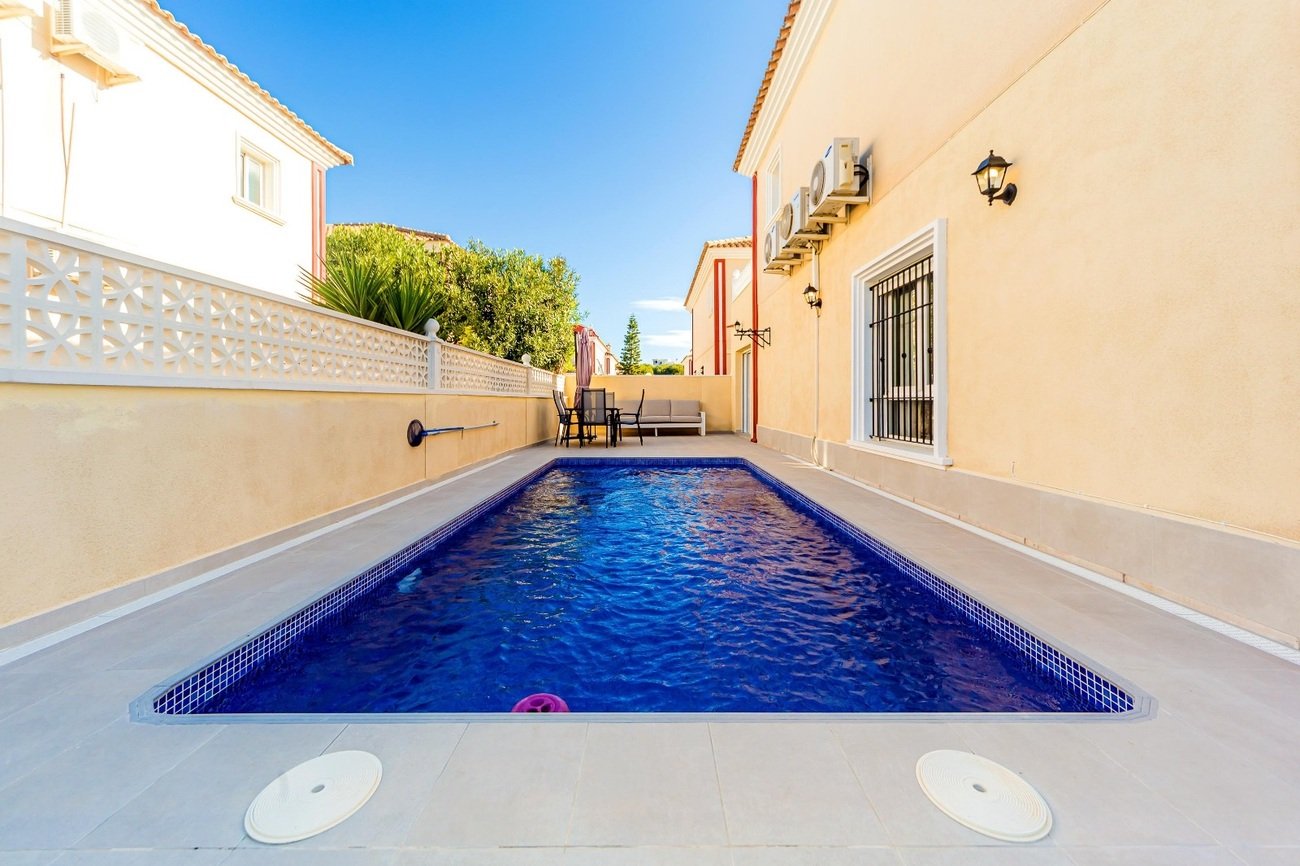 Townhouse in Dehesa De Campoamor, Alicante, Spain 4 bedrooms,  No. 189186