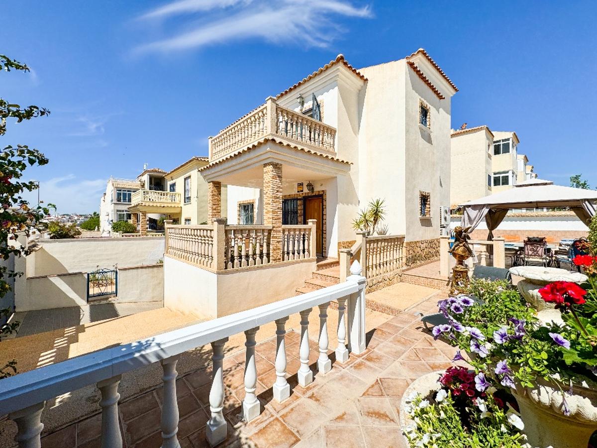 Villa en Punta Prima, Alicante, España 4 dormitorios, 193 m2 No. 99810