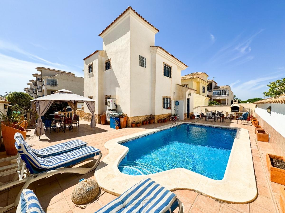 Villa en Punta Prima, Alicante, España 4 dormitorios, 193 m2 No. 99810