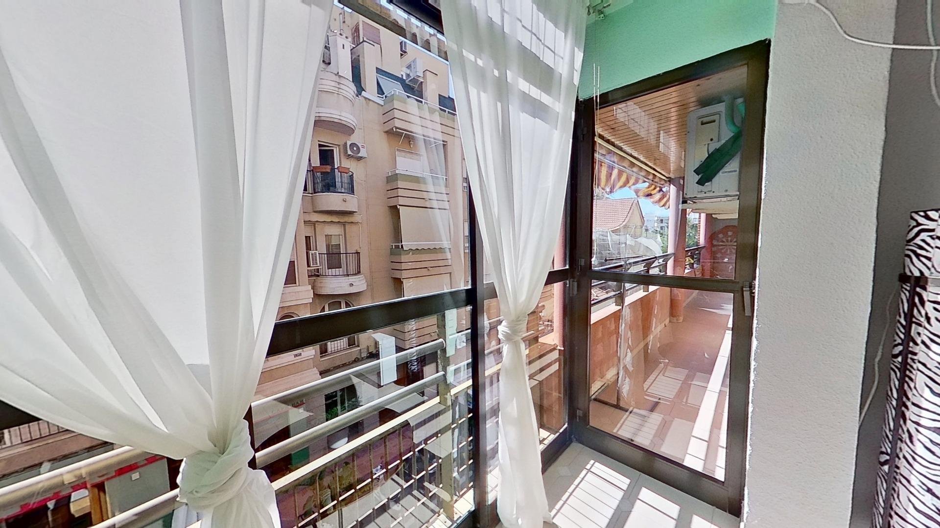 Apartment à Torrevieja, Alicante, Espagne 4 chambres, 117 m2 No. 177787