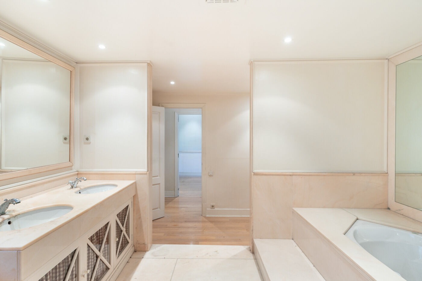 Apartamento en Barcelona, España 4 dormitorios,  No. 140985