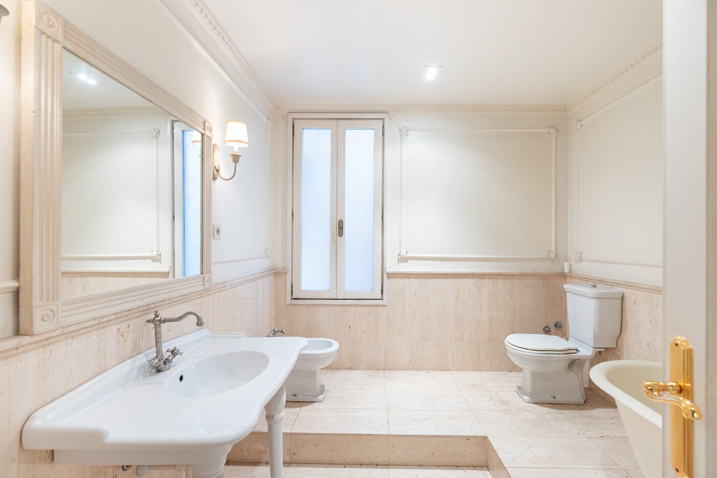 Apartamento en Barcelona, España 4 dormitorios,  No. 140985