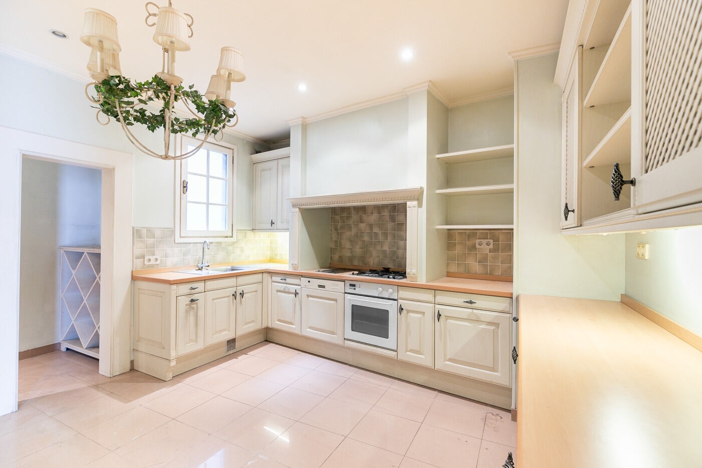Apartamento en Barcelona, España 4 dormitorios,  No. 140985