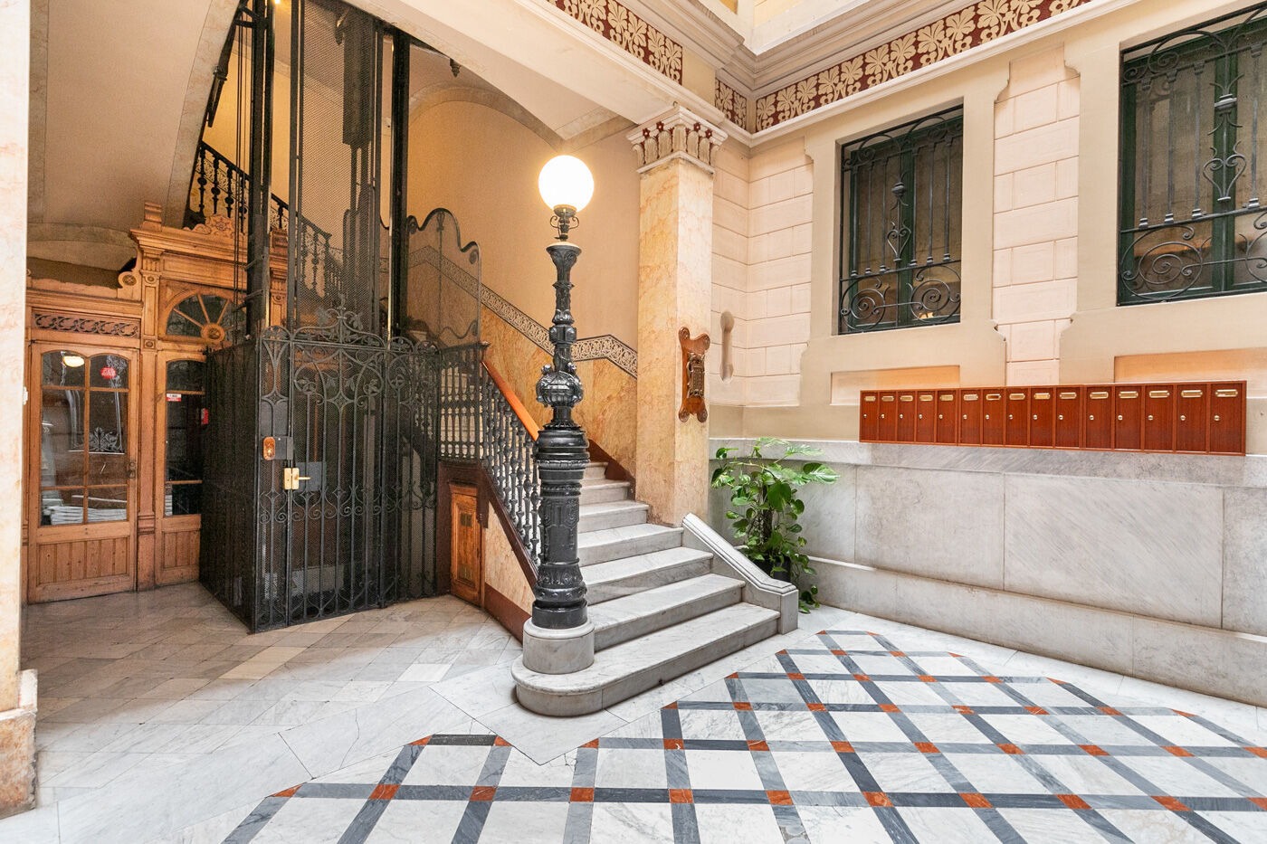 Apartamento en Barcelona, España 4 dormitorios,  No. 140985
