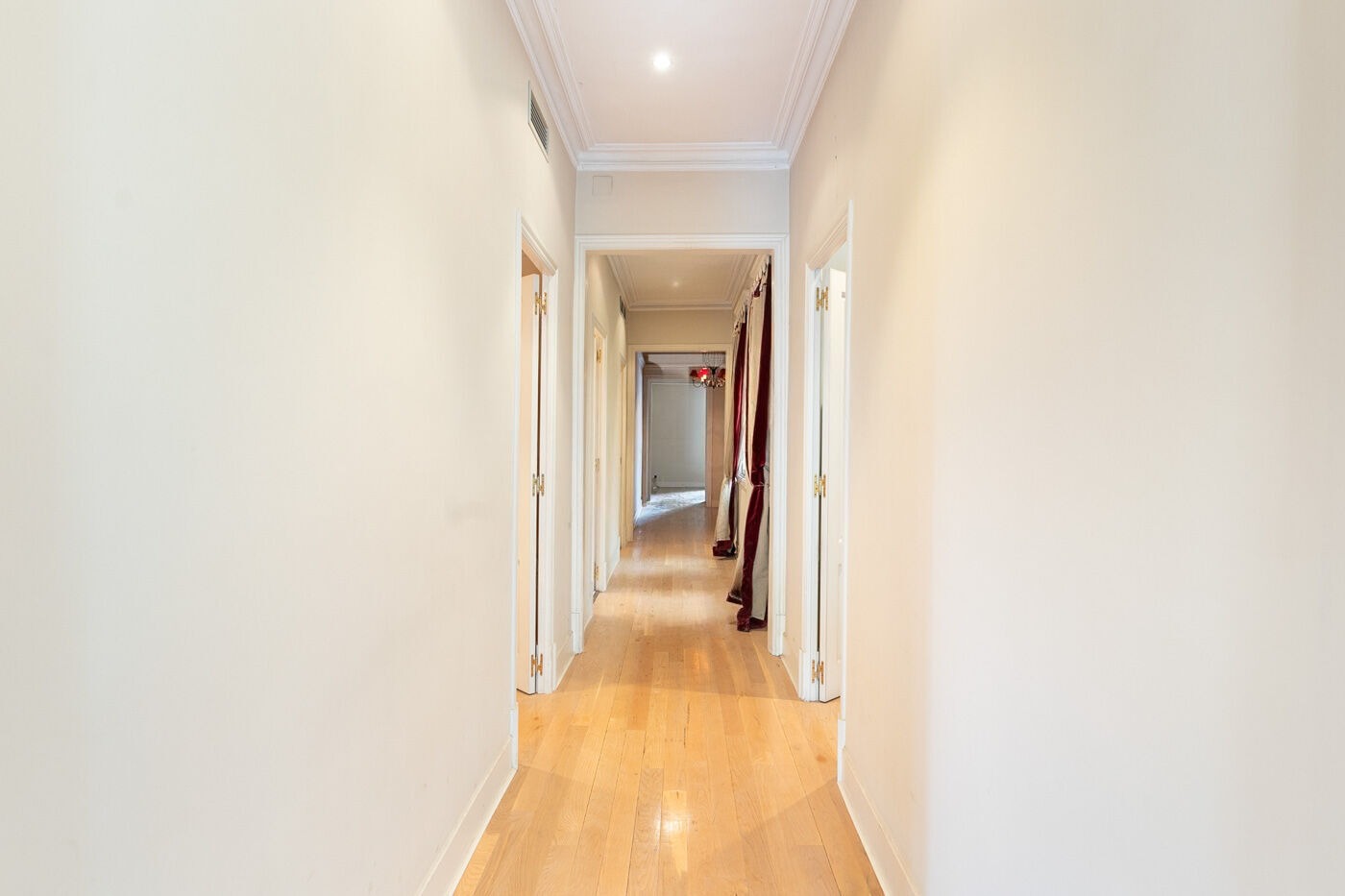 Apartamento en Barcelona, España 4 dormitorios,  No. 140985