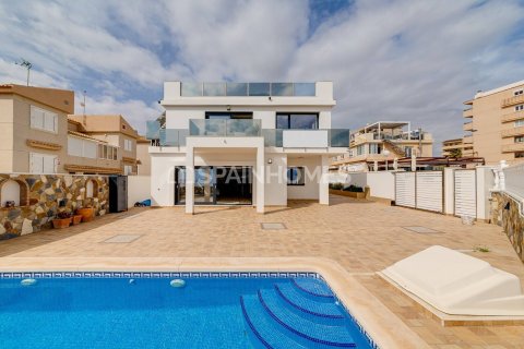 Villa en Torrevieja, Alicante, España 4 dormitorios, 210 m2 No. 194764