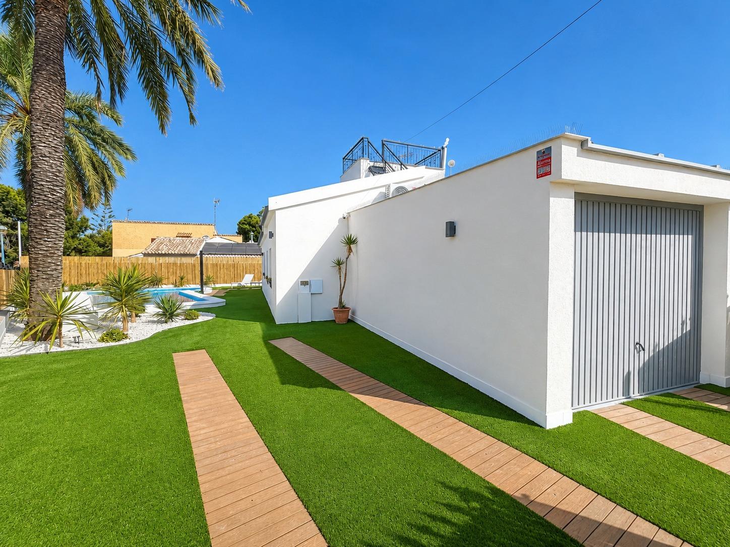 Townhouse in Punta Prima, Alicante, Spain 4 bedrooms, 104 sq.m. No. 195980