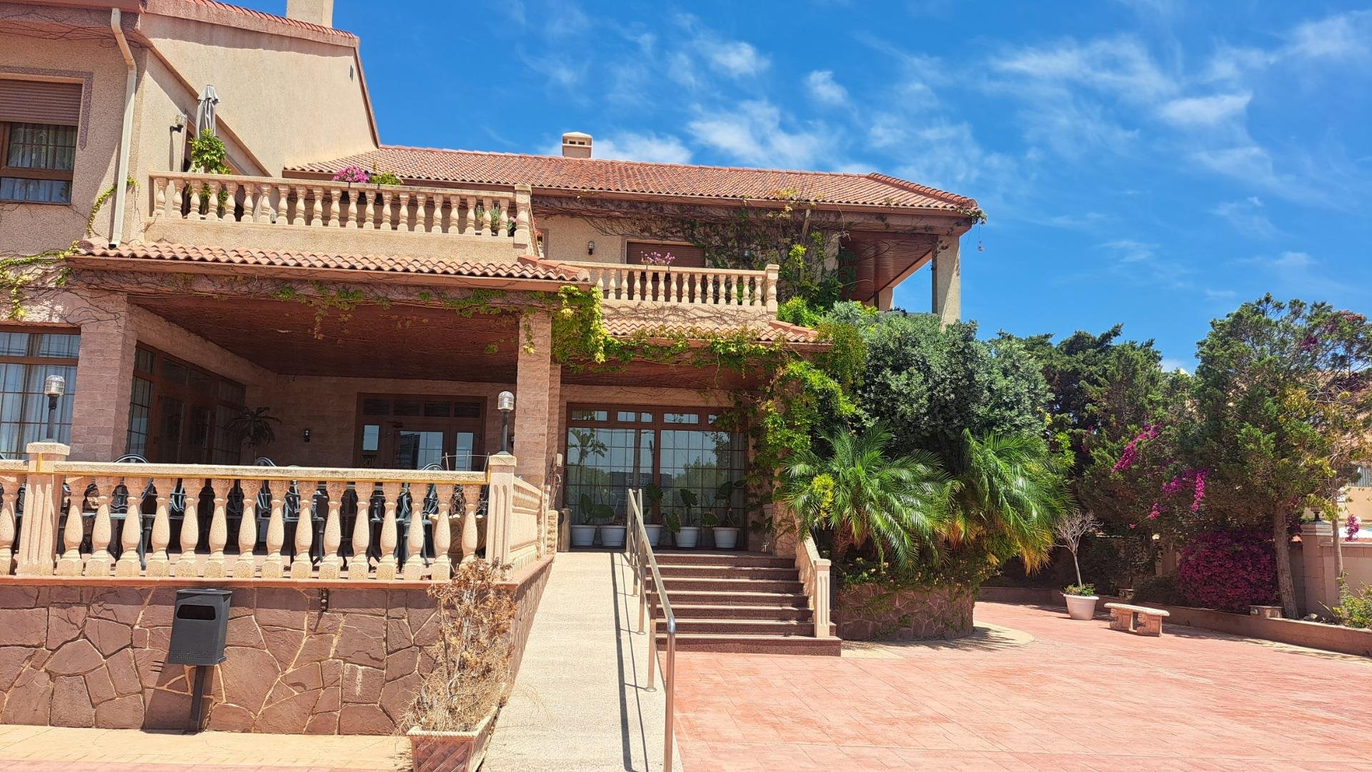 Commercial property à La Zenia, Alicante, Espagne 871 m2 No. 109060