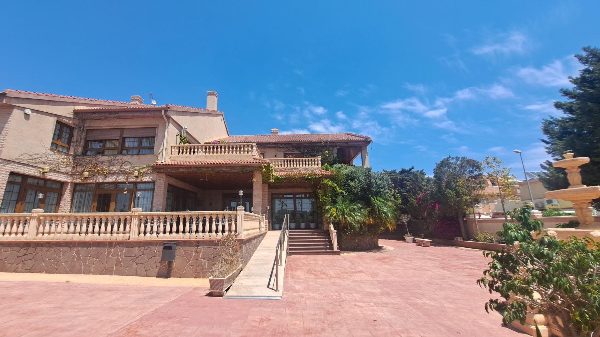 Commercial property à La Zenia, Alicante, Espagne 871 m2 No. 109060