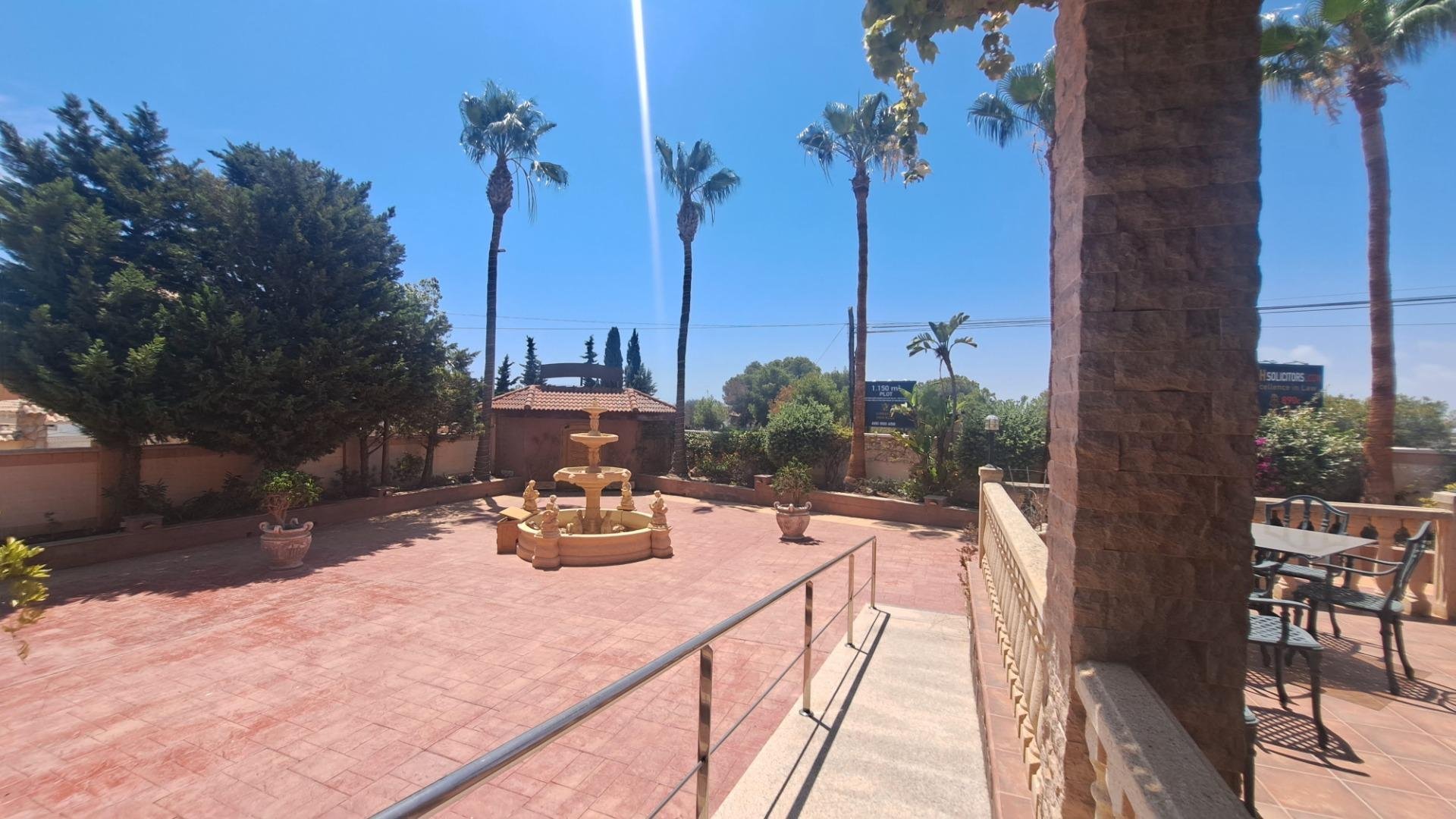 Commercial property à La Zenia, Alicante, Espagne 871 m2 No. 109060