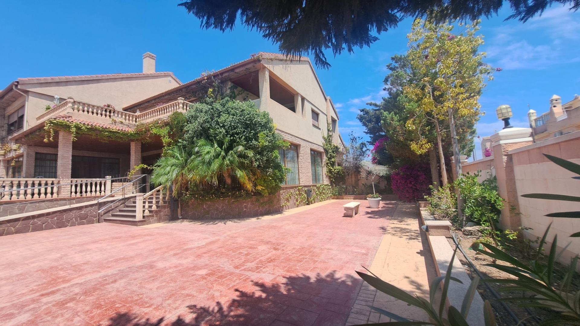 Commercial property à La Zenia, Alicante, Espagne 871 m2 No. 109060