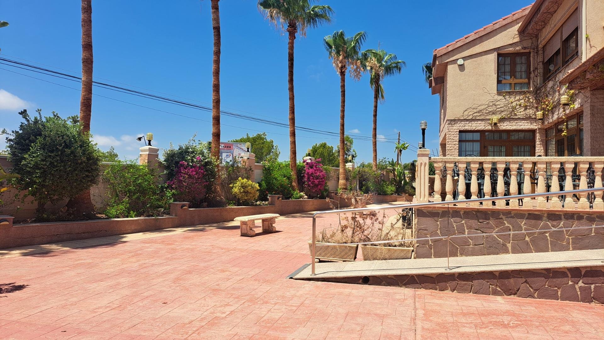 Commercial property à La Zenia, Alicante, Espagne 871 m2 No. 109060