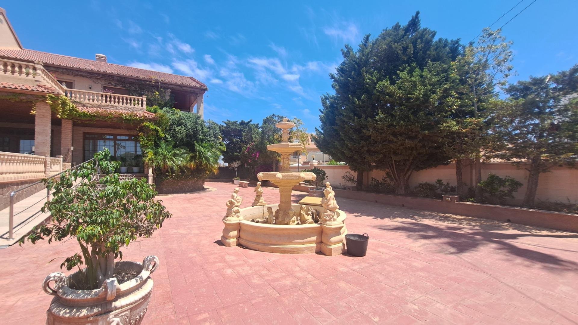 Commercial property à La Zenia, Alicante, Espagne 871 m2 No. 109060