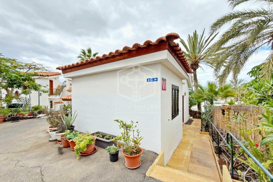 Commercial property in Arona, Tenerife, Spain 27 bedrooms, 1656 sq.m. No. 146724
