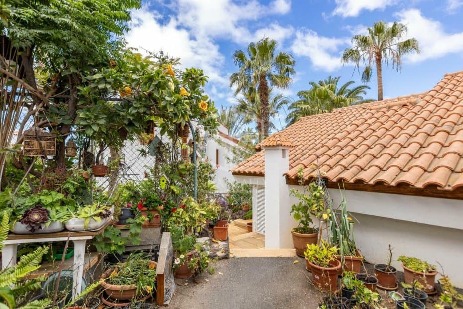 Commercial property in Arona, Tenerife, Spain 27 bedrooms, 1656 sq.m. No. 146724