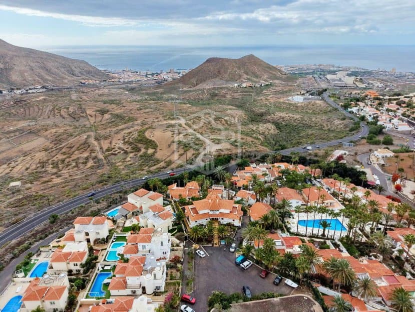 Commercial property in Arona, Tenerife, Spain 27 bedrooms, 1656 sq.m. No. 146724
