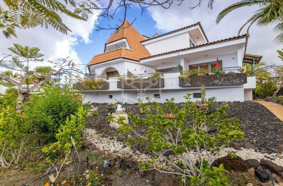 Commercial property in Arona, Tenerife, Spain 27 bedrooms, 1656 sq.m. No. 146724