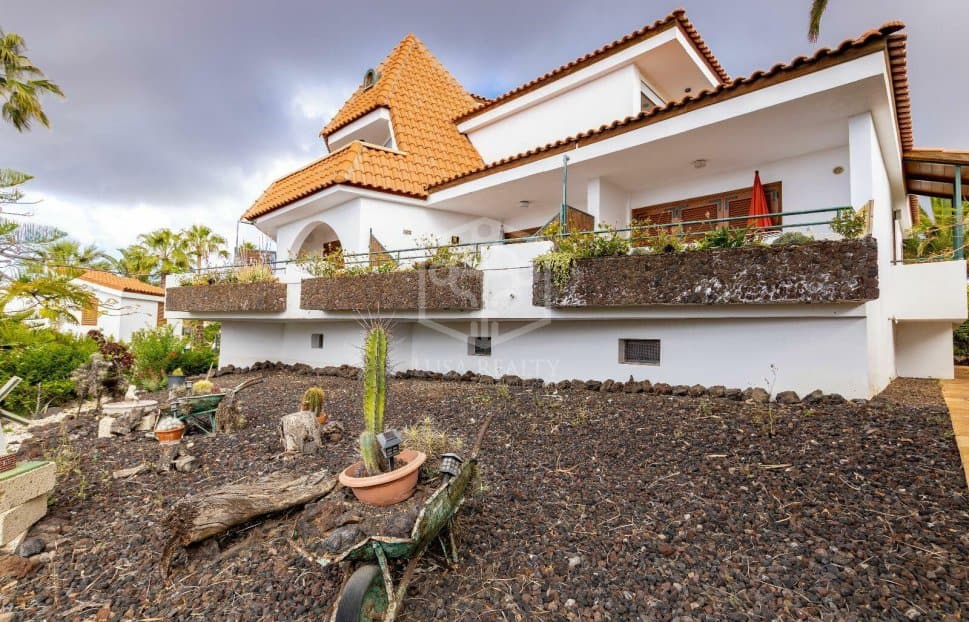 Commercial property in Arona, Tenerife, Spain 27 bedrooms, 1656 sq.m. No. 146724