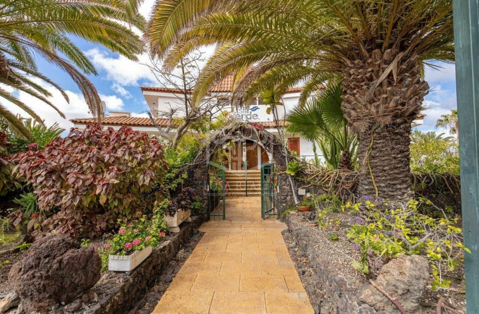 Commercial property in Arona, Tenerife, Spain 27 bedrooms, 1656 sq.m. No. 146724