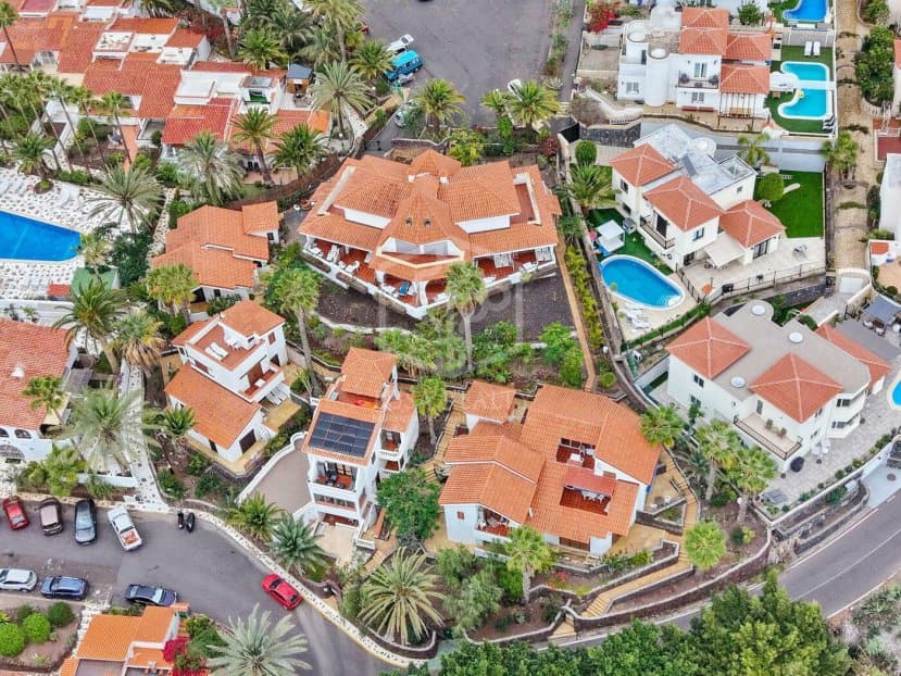 Commercial property in Arona, Tenerife, Spain 27 bedrooms, 1656 sq.m. No. 146724