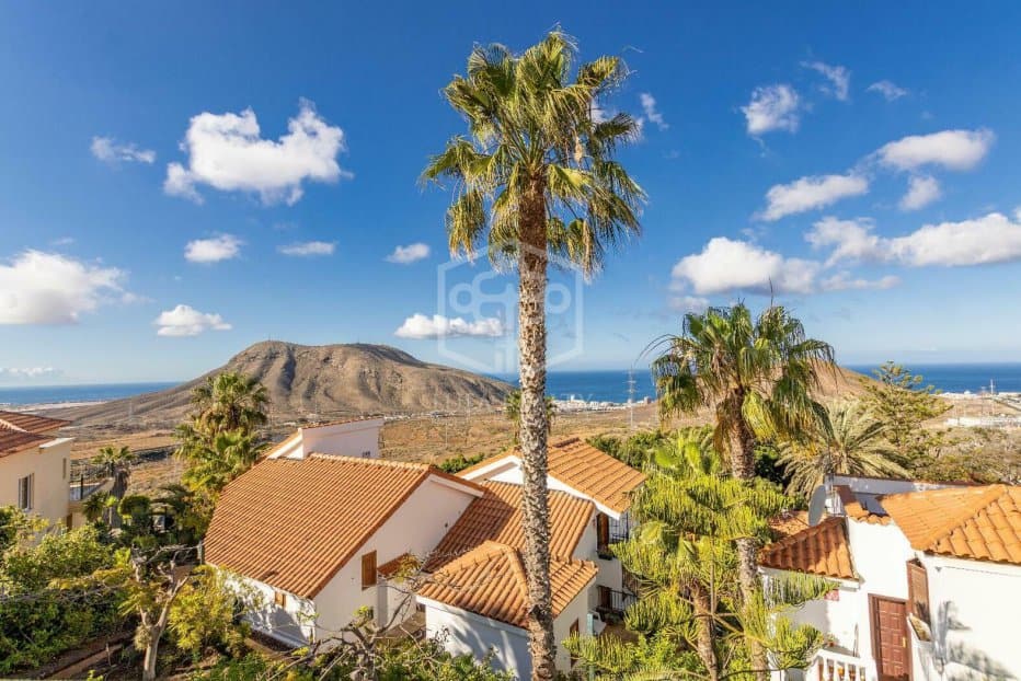 Commercial property in Arona, Tenerife, Spain 27 bedrooms, 1656 sq.m. No. 146724