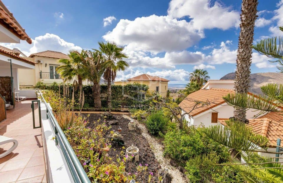 Commercial property in Arona, Tenerife, Spain 27 bedrooms, 1656 sq.m. No. 146724