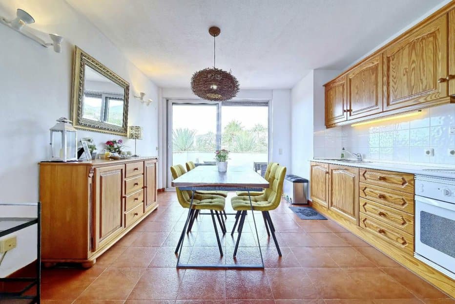 Commercial property in Arona, Tenerife, Spain 27 bedrooms, 1656 sq.m. No. 146724