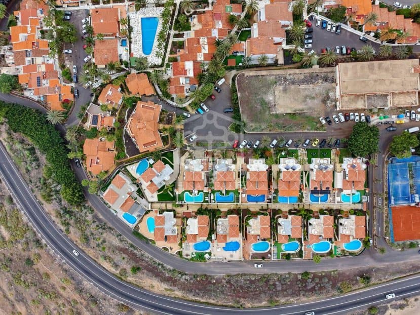Commercial property in Arona, Tenerife, Spain 27 bedrooms, 1656 sq.m. No. 146724