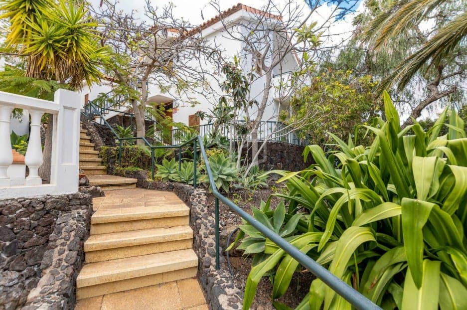 Commercial property in Arona, Tenerife, Spain 27 bedrooms, 1656 sq.m. No. 146724