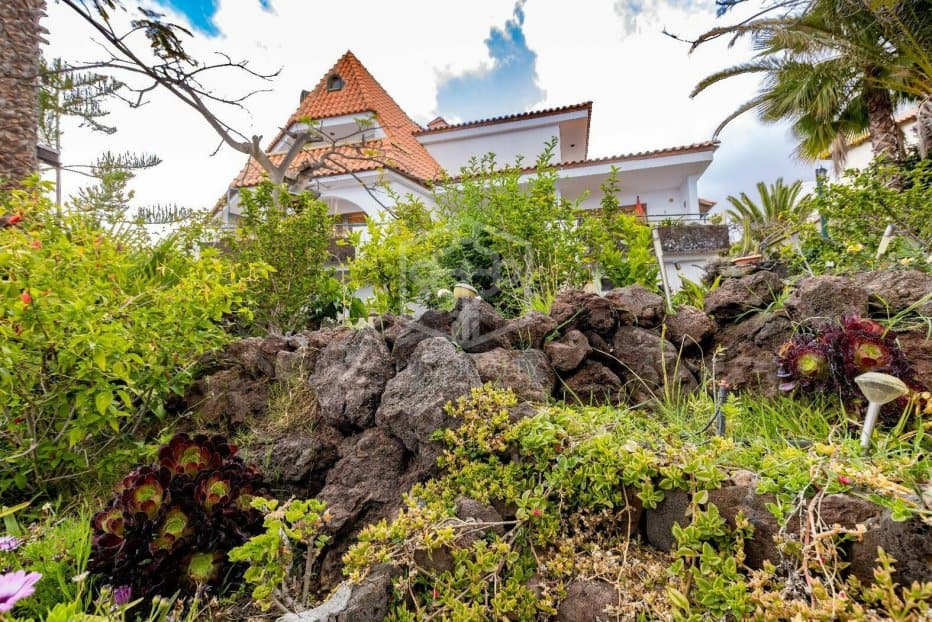 Commercial property in Arona, Tenerife, Spain 27 bedrooms, 1656 sq.m. No. 146724