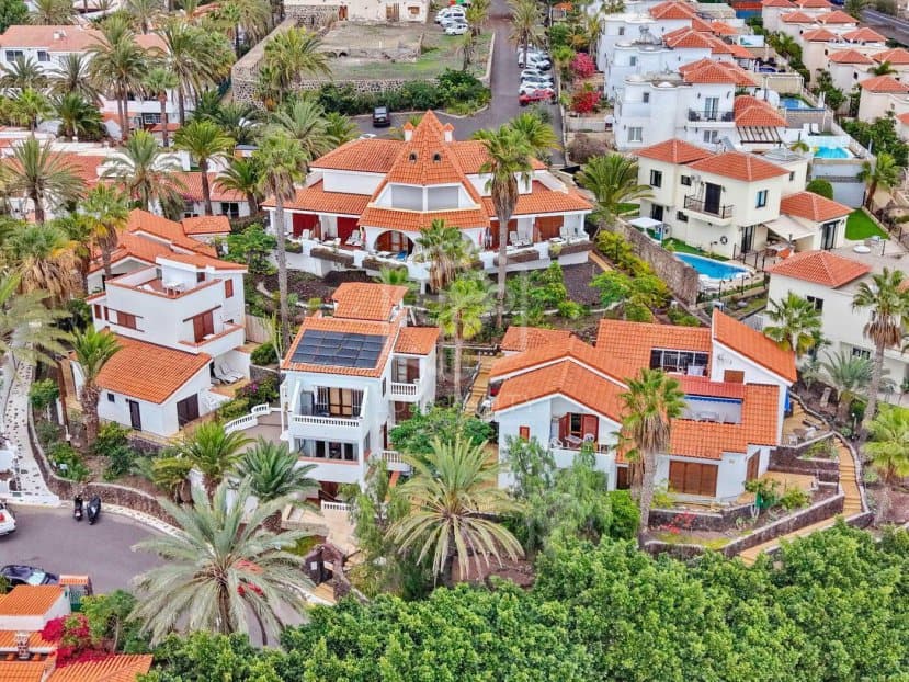 Commercial property in Arona, Tenerife, Spain 27 bedrooms, 1656 sq.m. No. 146724