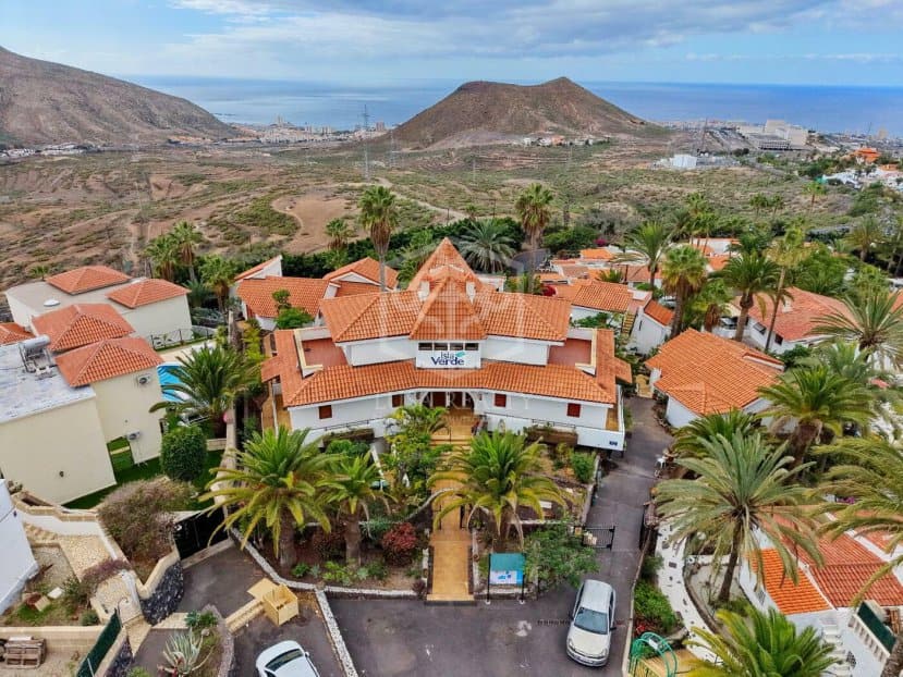 Commercial property in Arona, Tenerife, Spain 27 bedrooms, 1656 sq.m. No. 146724
