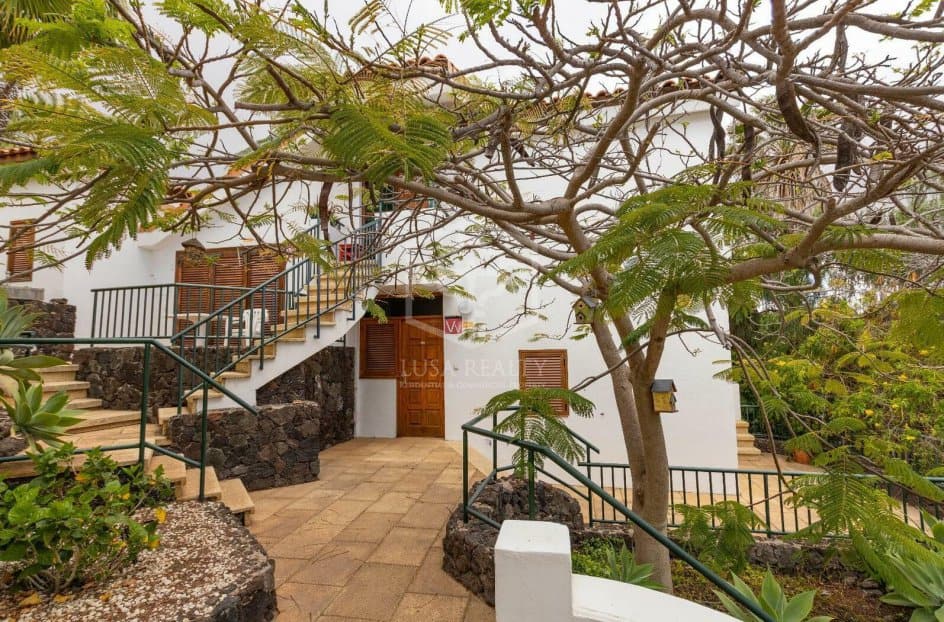 Commercial property in Arona, Tenerife, Spain 27 bedrooms, 1656 sq.m. No. 146724
