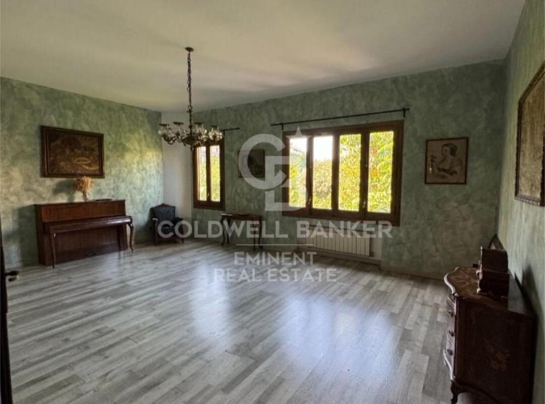 Hus i Barcelona, Spanien 8 sovrum, 500 kvm. Nr. 179033