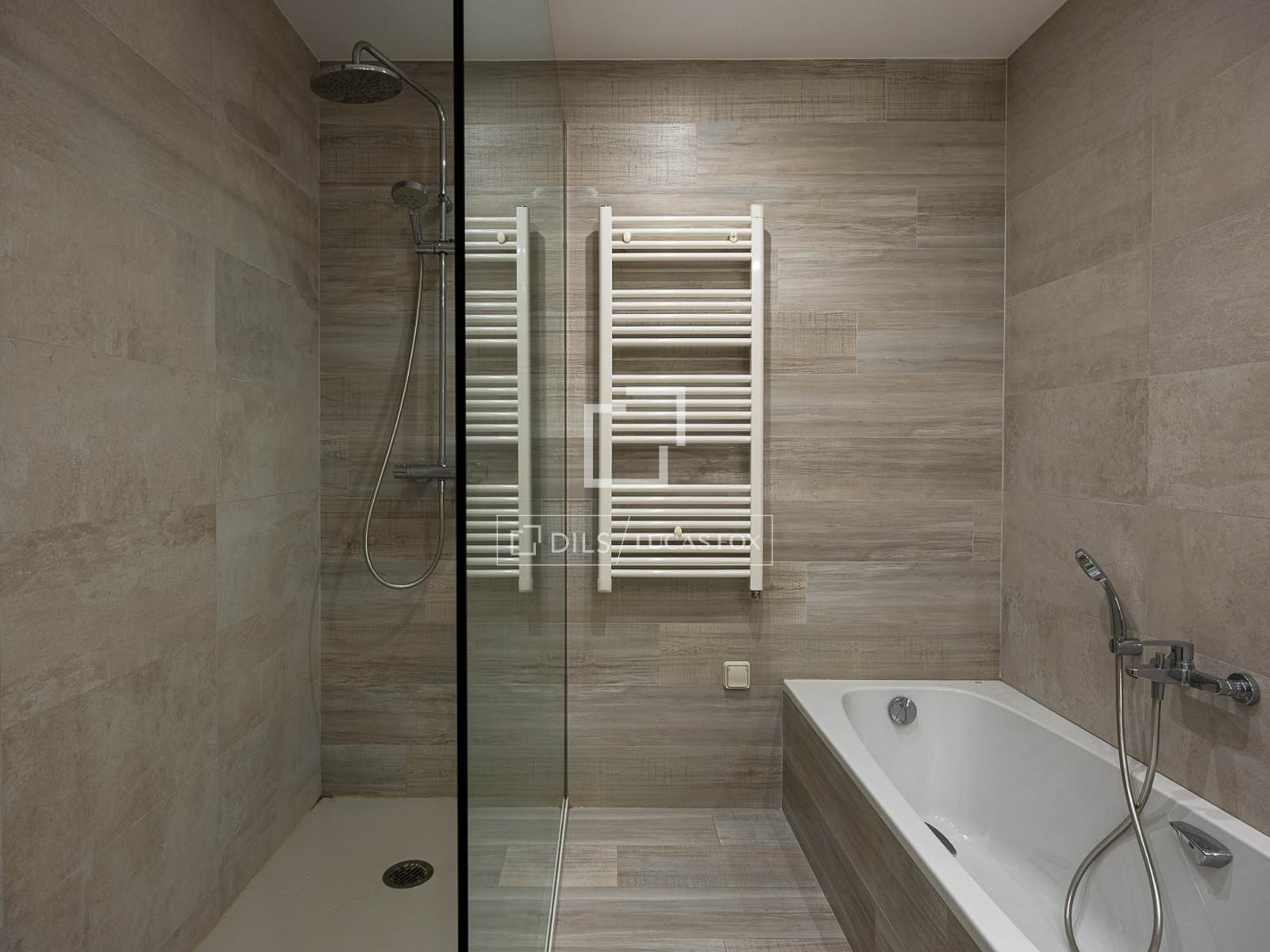 Apartment à Barcelona, Espagne 3 chambres, 138 m2 No. 167968