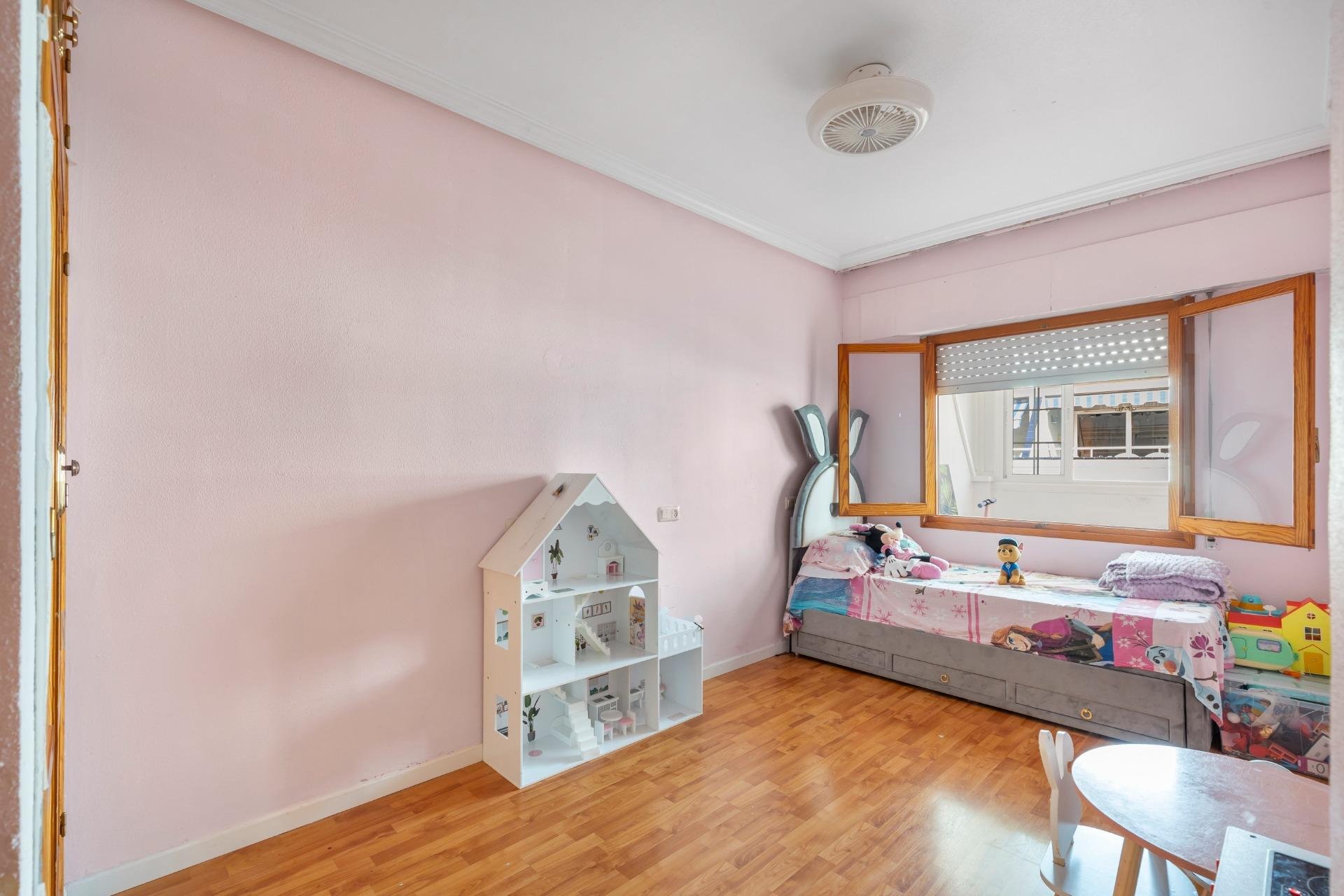 Apartamento en Torrevieja, Alicante, España 3 dormitorios,  No. 189090