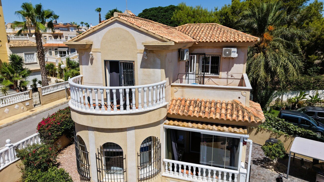 Villa in Villamartin, Alicante, Spain 3 bedrooms, 184 sq.m. No. 192337