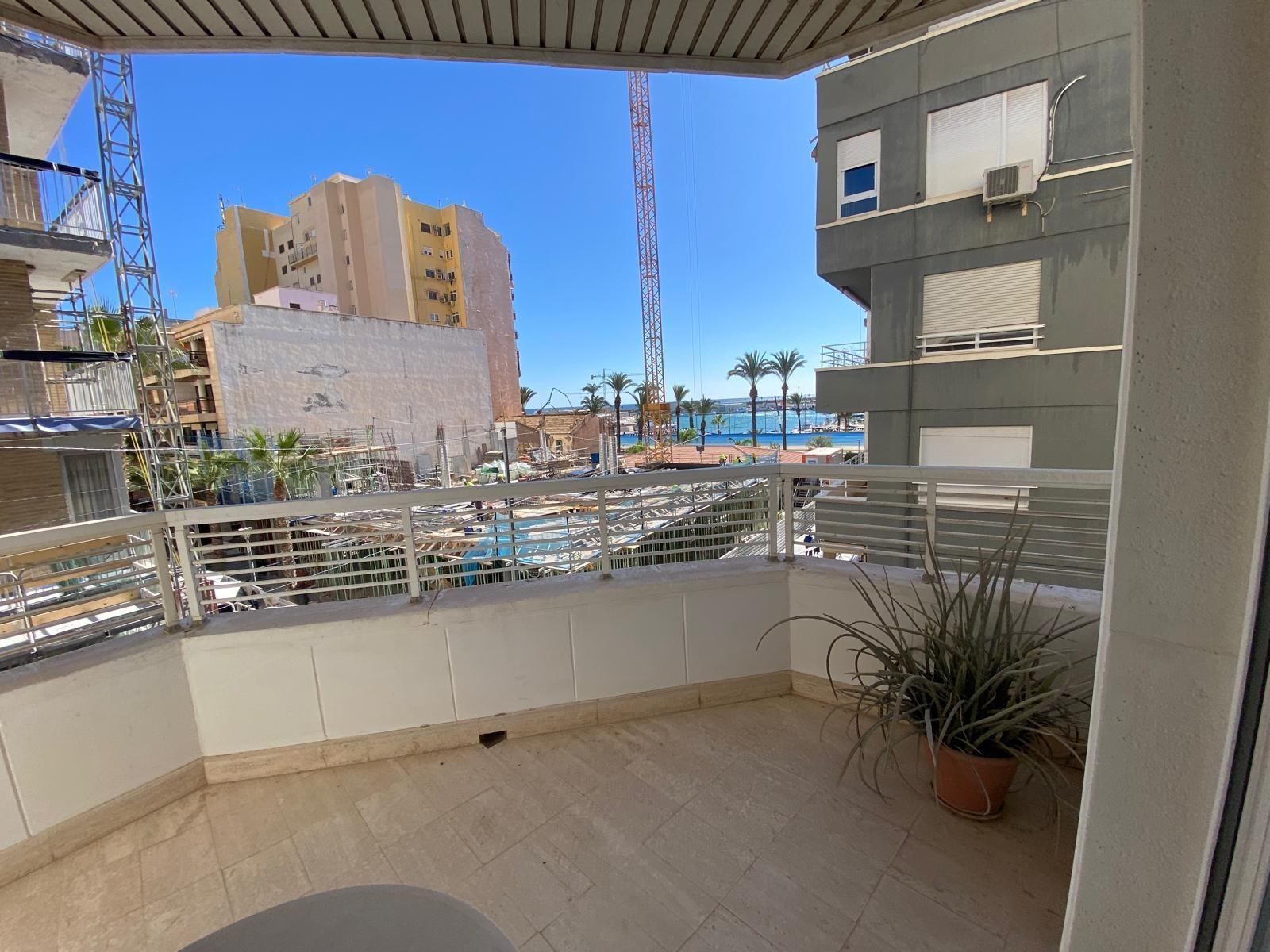 Apartment à Torrevieja, Alicante, Espagne 4 chambres, 142 m2 No. 165644