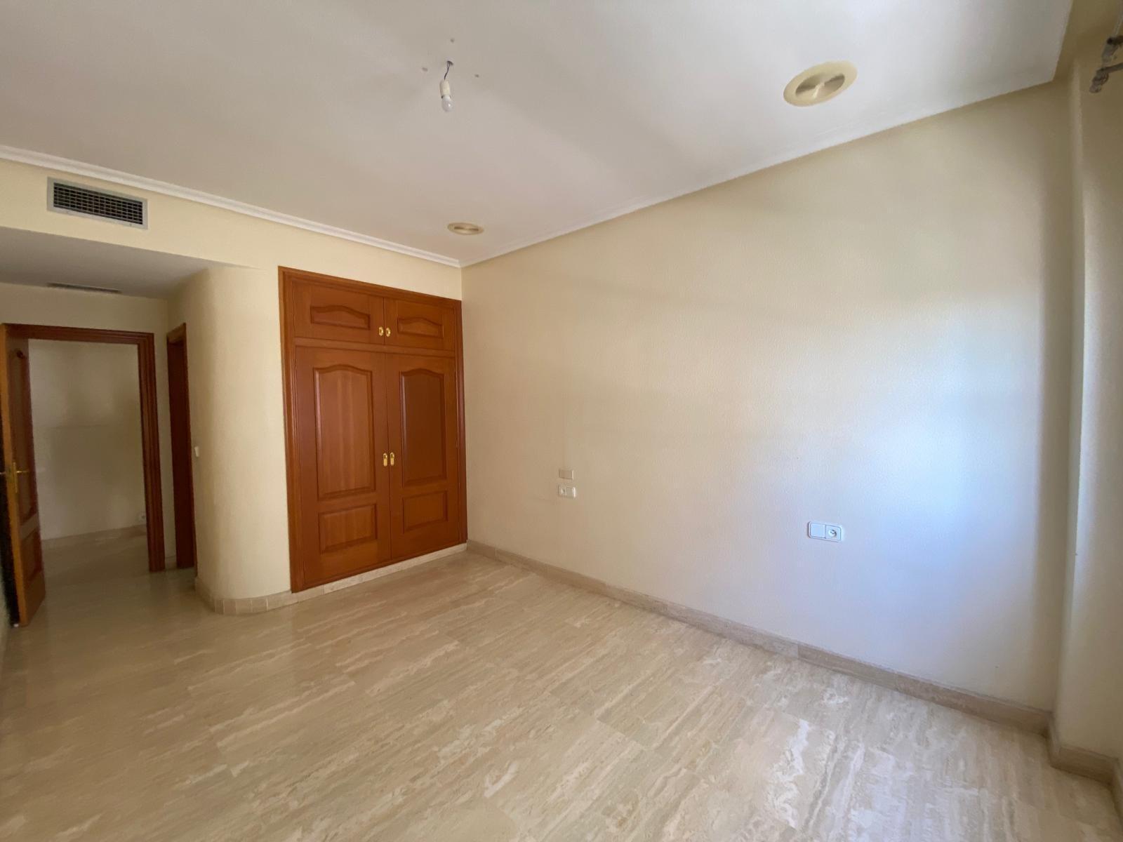Apartment à Torrevieja, Alicante, Espagne 4 chambres, 142 m2 No. 165644