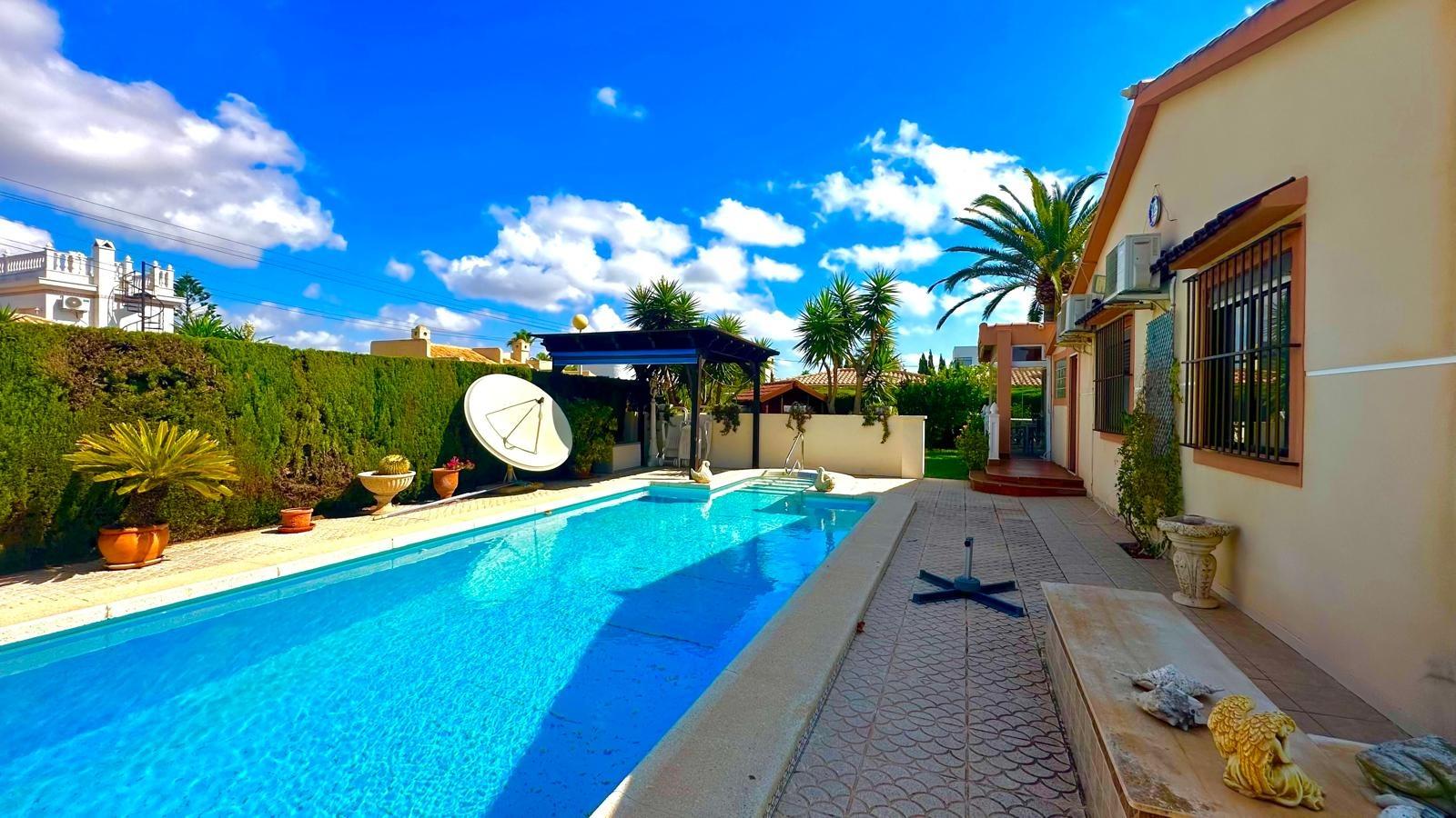 Villa a Cabo Roig, Alicante, Spagna 3 camere da letto, 141 mq. N° 155692