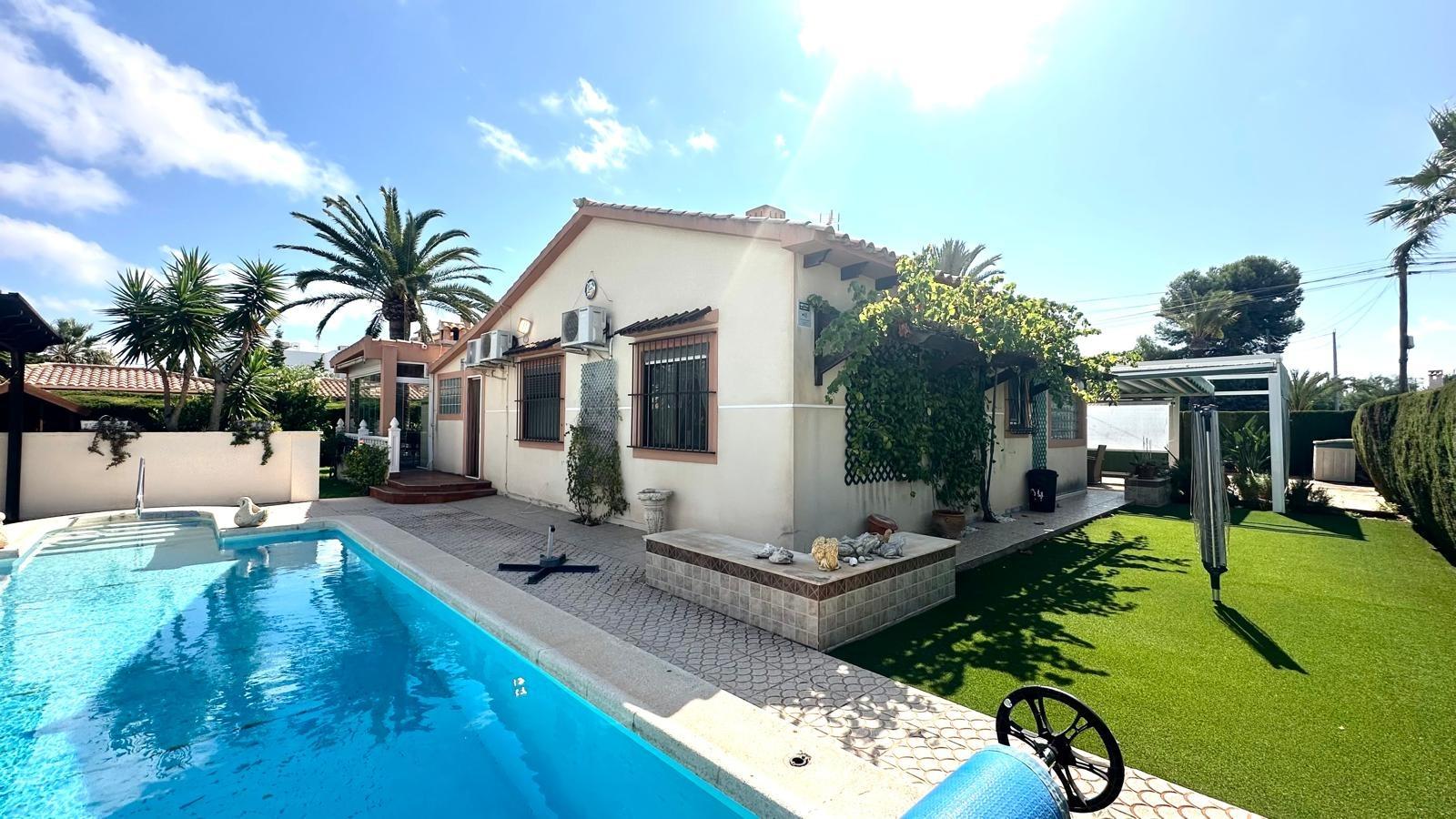 Villa a Cabo Roig, Alicante, Spagna 3 camere da letto, 141 mq. N° 155692
