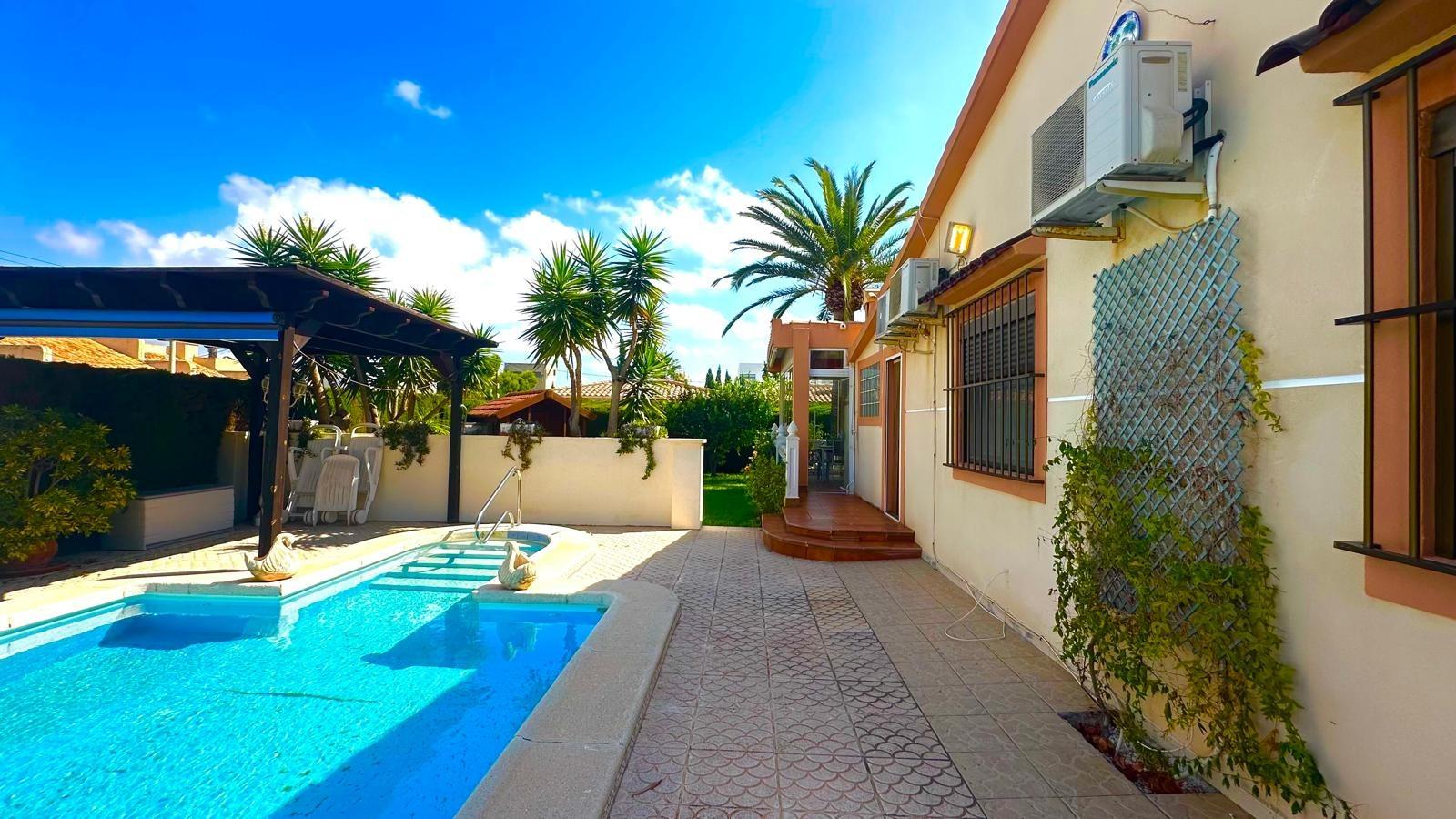 Villa a Cabo Roig, Alicante, Spagna 3 camere da letto, 141 mq. N° 155692