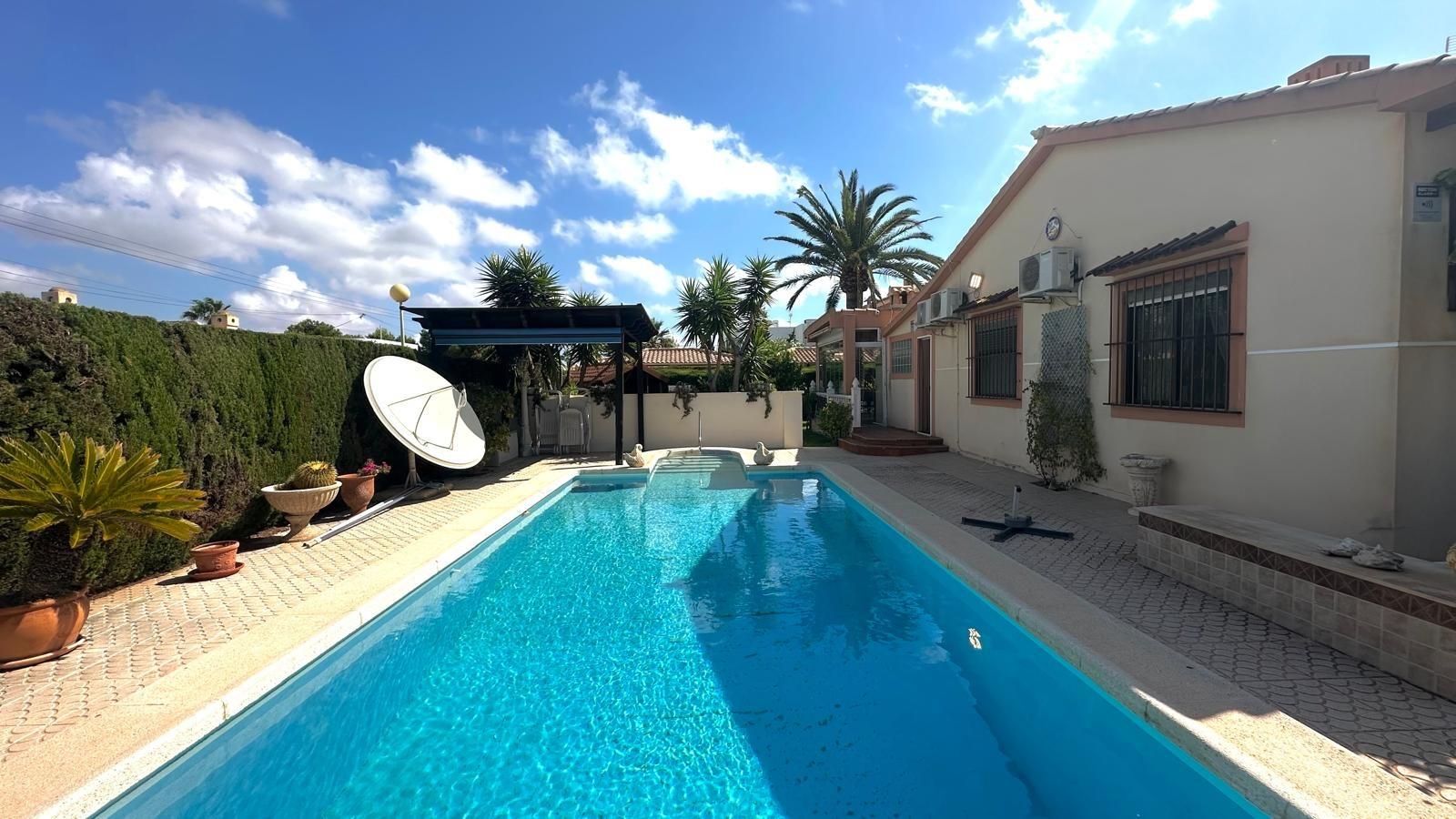 Villa a Cabo Roig, Alicante, Spagna 3 camere da letto, 141 mq. N° 155692